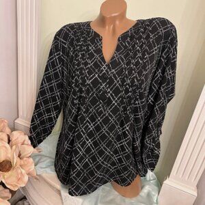 Kim Rogers Curvy. Size 1X. Black white. Pin Tucks. Pullover. V-Neck. B108